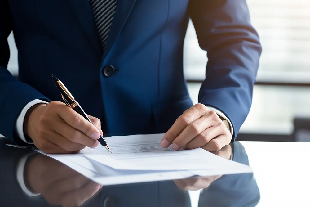 書類に記入する男性