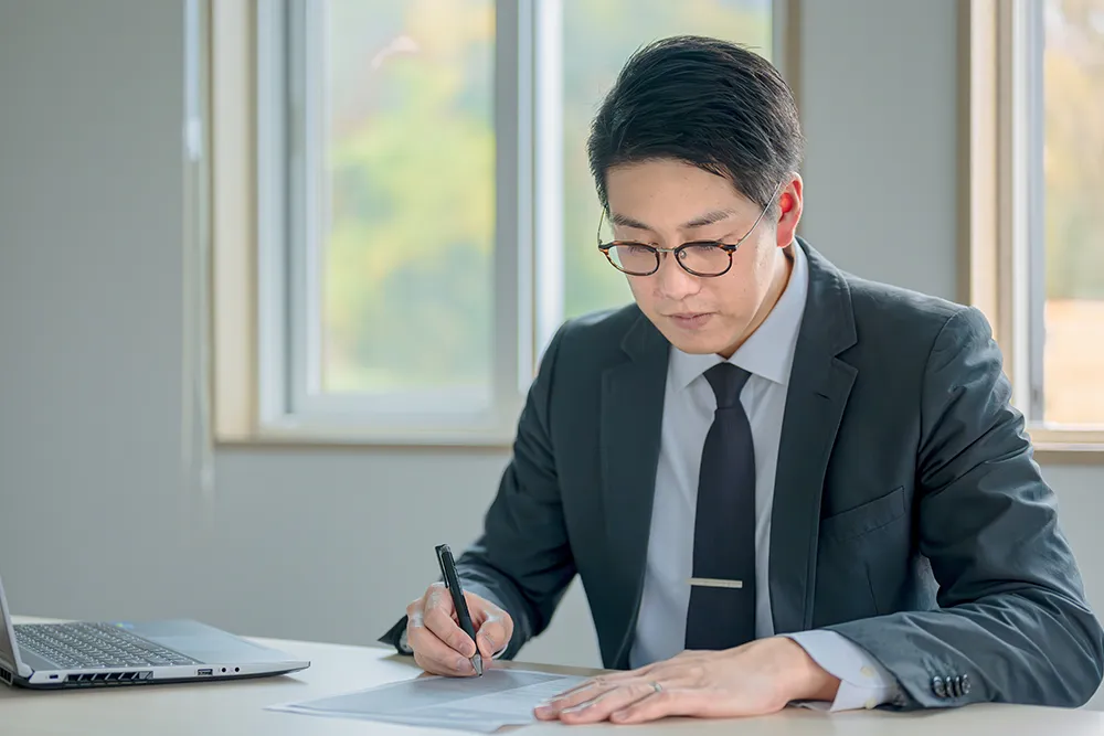 書類を確認する男性