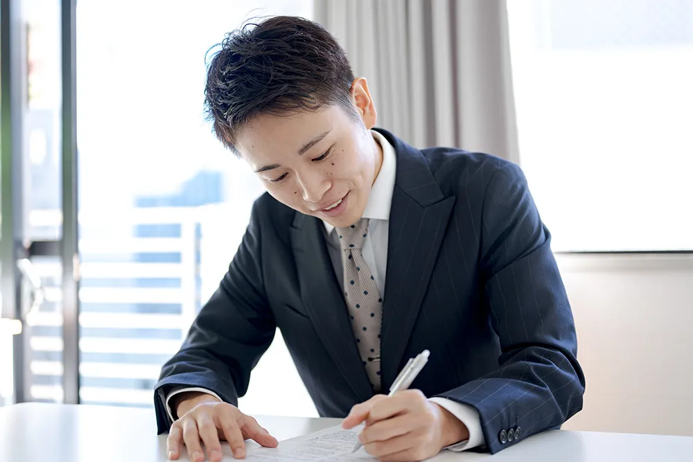 書類に記入する男性