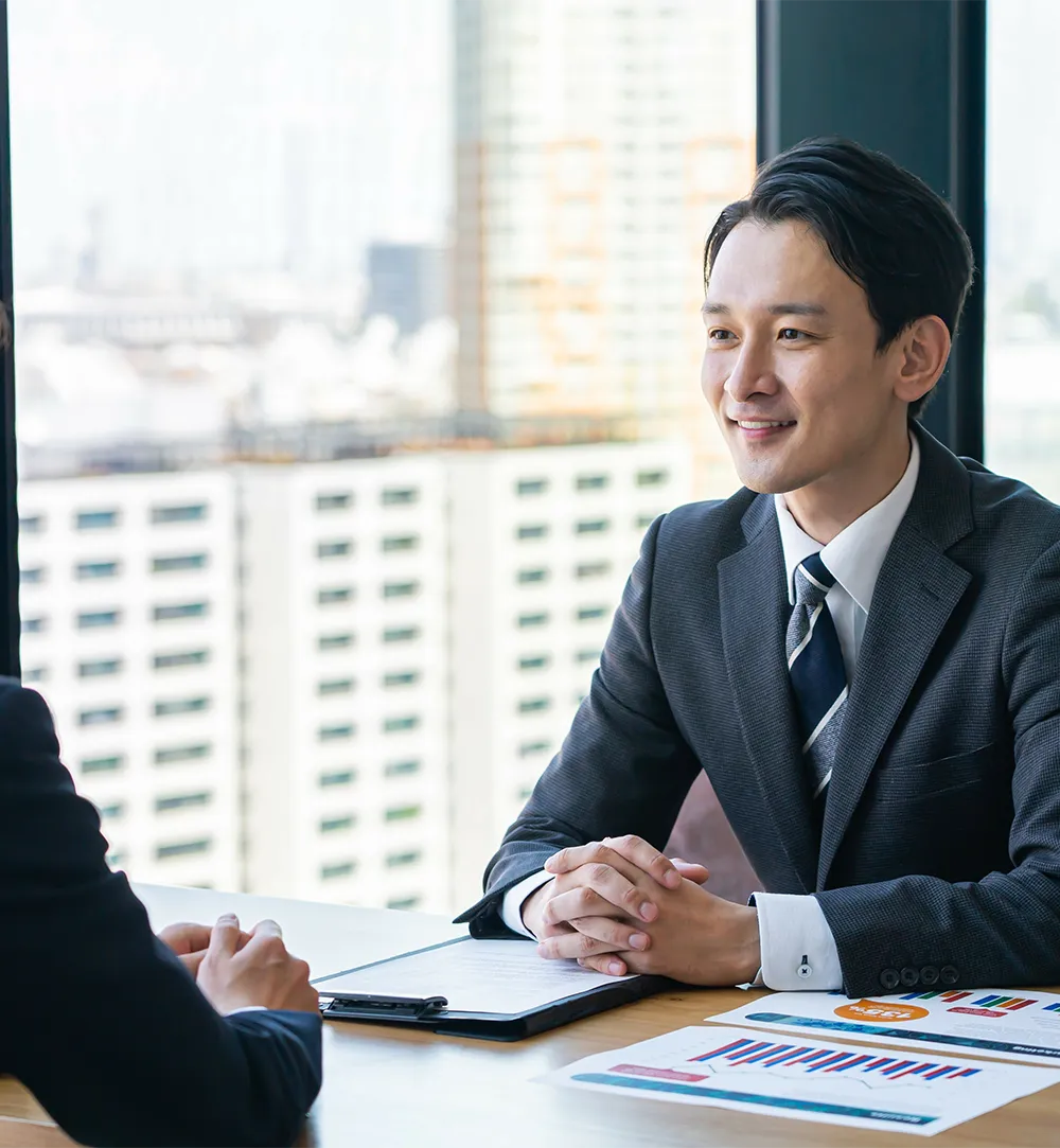 窓際のテーブルで説明をしている男性